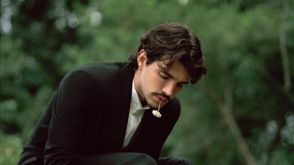 Jão está oficialmente de volta aos palcos. Após mais de um ano longe dos holofotes, o cantor anunciou o primeiro show da era "Memórias Póstumas", seu quinto álbum de estúdio