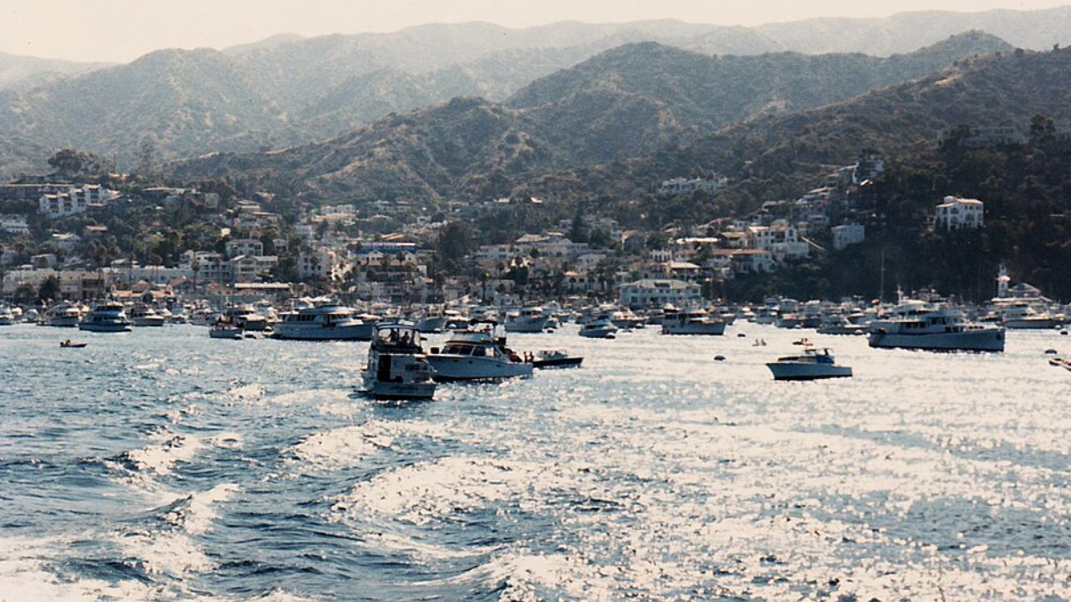 A Ilha Catalina, na Califórnia, foi o ponto de partida da travessia de Kai Sato antes de ele desaparecer no Oceano Pacífico (Foto: Roman Eugeniusz/ Wikimedia Commons)