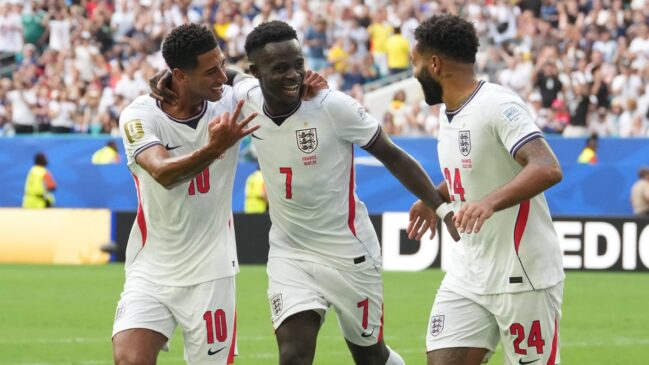 Saka, da Inglaterra, comemora gol com os companheiros de time