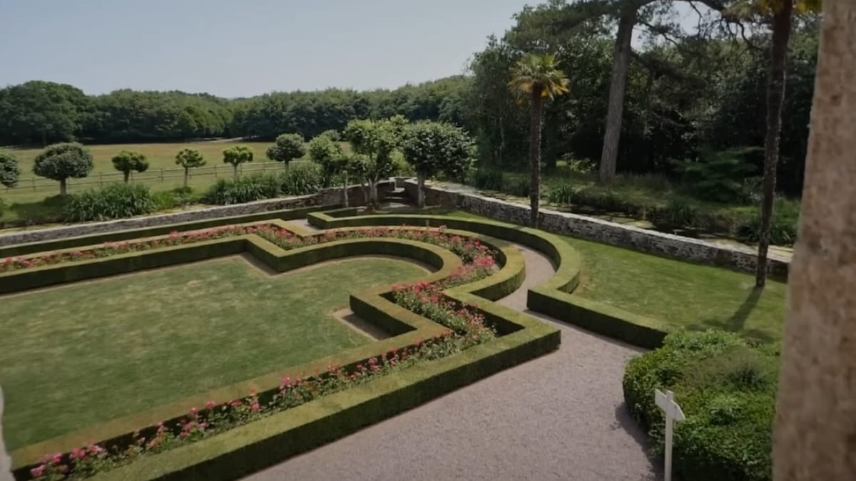 A rotina da família Huguet mistura preservação histórica, turismo e a experiência única de viver em um castelo medieval (Reprodução: Le Télégramme/ YouTube)