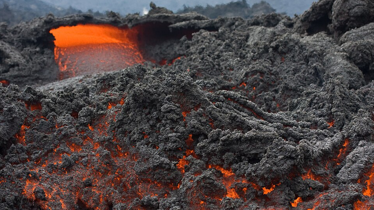 A Guatemala atrai viajantes com trilhas que permitem observar lava ativa em vulcões monitorados (Foto: Greg Willis/ Wikimedia Commons)