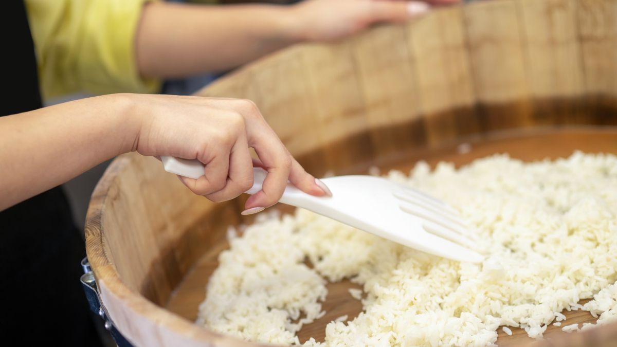 Nem toda receita pede arroz lavado; em alguns pratos, o amido é essencial (Foto: zinkevych/ Magnific)