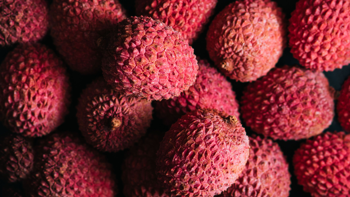 A lichia está entre as frutas com maior concentração de açúcar natural por porção (Foto: Consuelo Borroni/ Pexels)