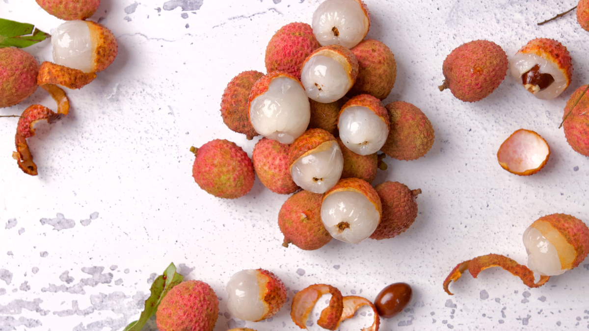 Lichia e uva estão entre as frutas com maior teor de açúcar, enquanto o abacate aparece entre as opções com menor índice (Foto: Nay Nyo/ Pexels)