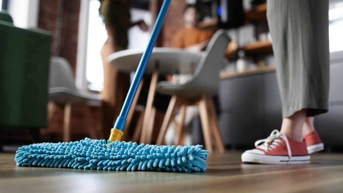 Produtos adequados e pouca água são os principais aliados na conservação do piso laminado (Foto: Magnific)
