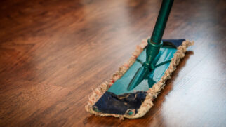 Piso laminado exige limpeza delicada para manter o brilho natural e evitar manchas (Foto: Pixabay)
