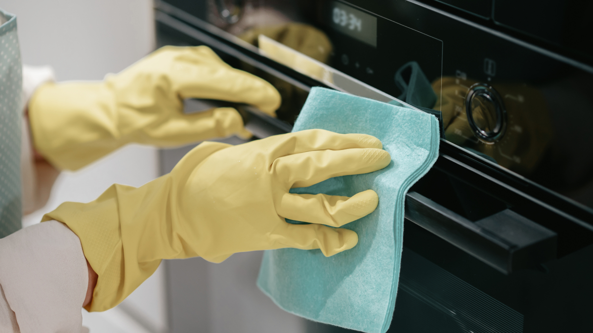 Limpar a grelha do forno regularmente evita o acúmulo de gordura e prolonga a vida útil do eletrodoméstico (Foto: Freepik)