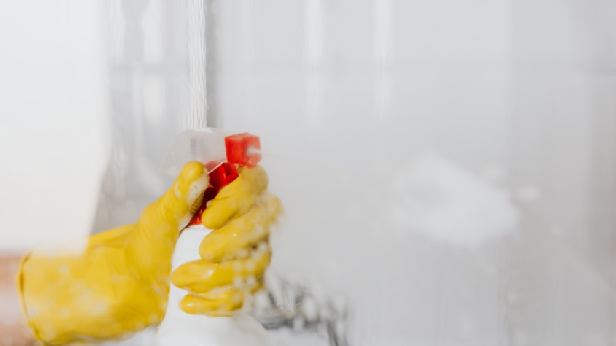 A combinação de água morna, vinagre branco e limpeza delicada pode renovar a aparência do box (Foto: kaboompics/ Pexels)