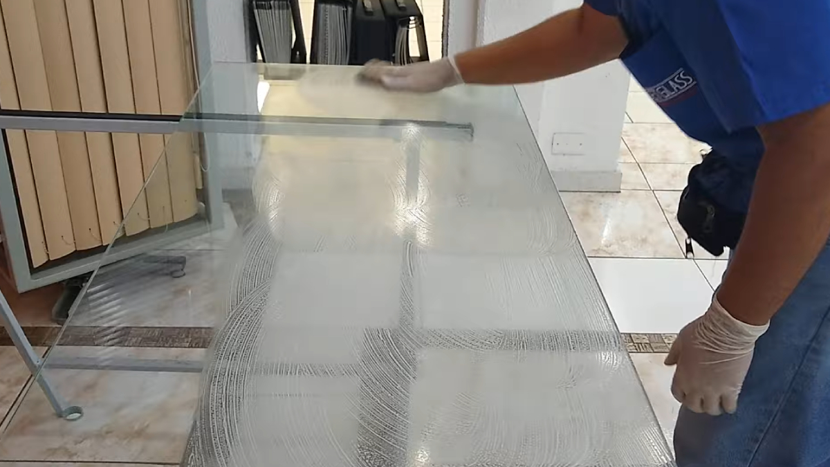 Uma solução simples pode devolver o aspecto de novo ao box de vidro em poucos minutos (Foto: SetGlass/ YouTube)