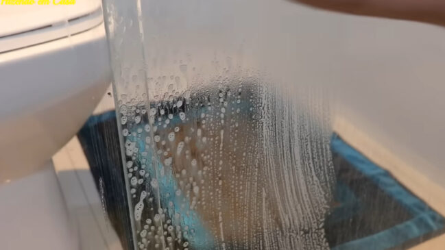 Manchas antigas podem deixar o box de vidro opaco, mas uma limpeza adequada ajuda a recuperar a transparência (Reprodução: Fazendo em Casa/ YouTube)