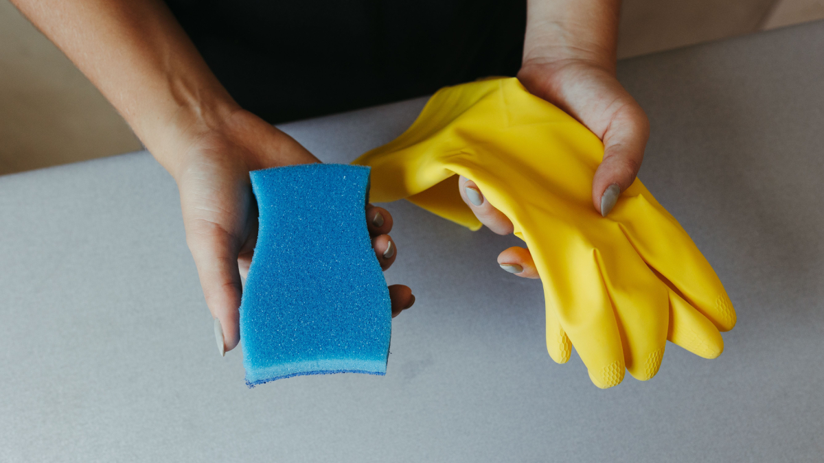 A limpeza da grelha do forno fica mais simples quando a gordura é amolecida antes da esfregação (Foto: Jonathan Borba/ Pexels)
