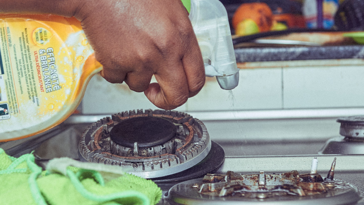 A gordura grudada na grelha do forno pode ser removida com técnicas simples e ingredientes acessíveis (Foto: Stephane Fabrice Bassangue/ Pexels)