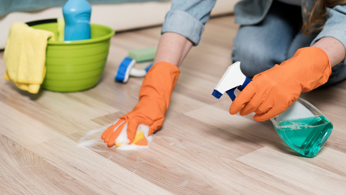 O uso de pano de microfibra e detergente neutro ajuda a conservar o acabamento do piso laminado (Foto: Magnific)