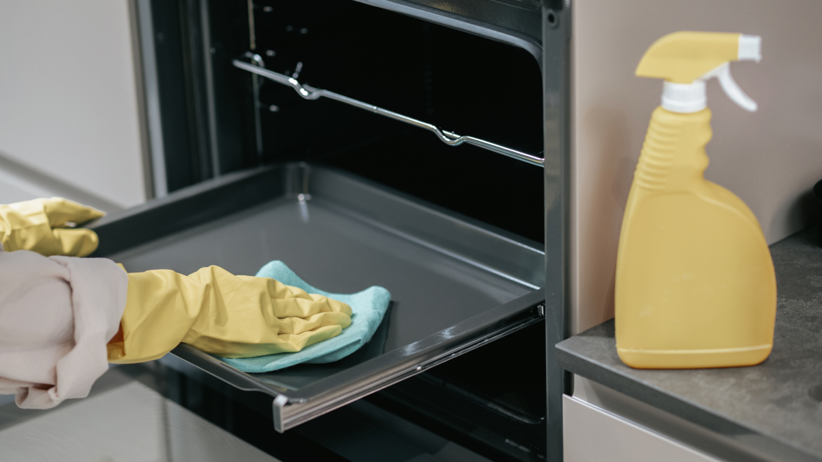 Com ingredientes comuns da cozinha, é possível deixar a grelha do forno limpa e livre de resíduos queimados (Foto: Freepik)