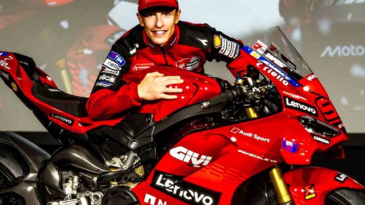 Marc Márquez com a réplica da campeã da MotoGP, a Panigale V4 Márquez 2025