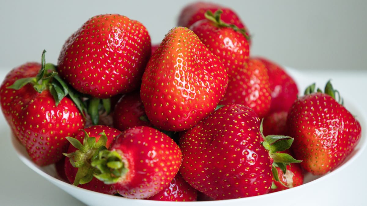 Frutas como morango, limão e abacate são opções com baixo teor de açúcar e podem favorecer o controle da glicemia (Foto: Efrem Efre/ Pexels)