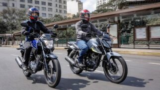 Motos Honda flex circulando em perímetro urbano