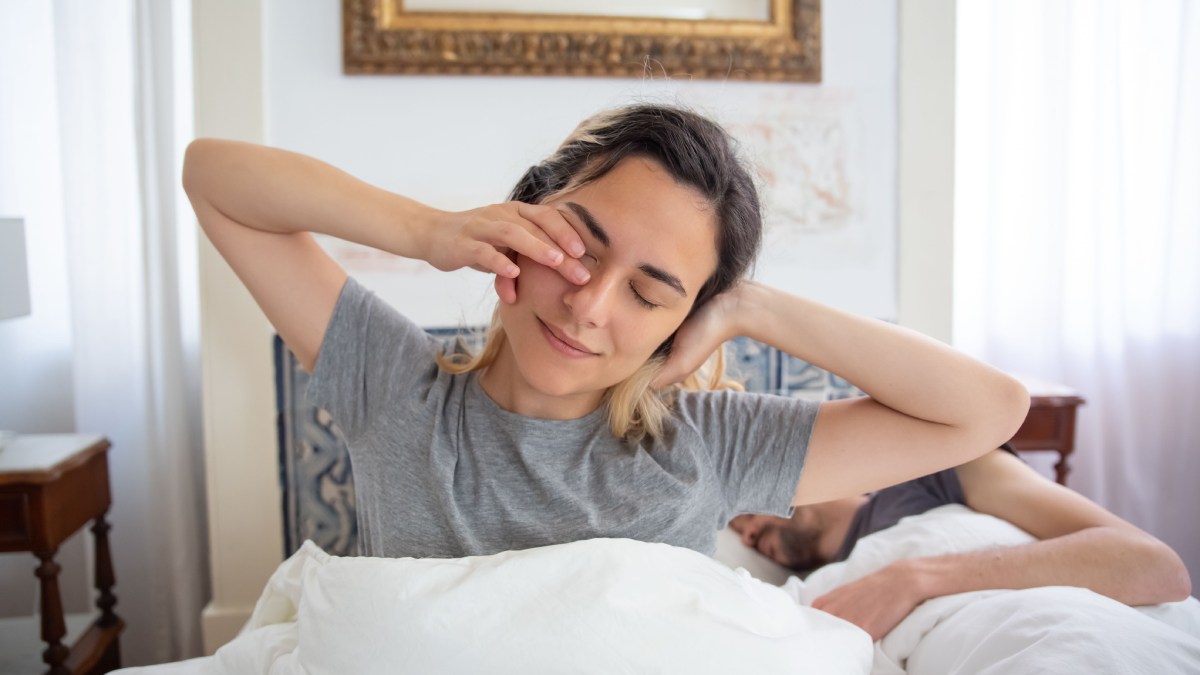 Abrir as cortinas e beber água logo ao acordar favorecem um despertar mais disposto (Foto: Kampus Production/Pexels)