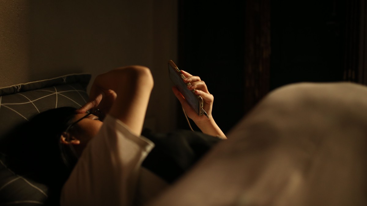 Deixar o despertador longe da cama ajuda a evitar a soneca (Foto: khánh vũ/Pexels)