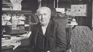 Thomas Edison (1847–1931) foi um prolífico inventor e empresário norte-americano. NPS Photo - NPGallery-Wikimedia-Commons