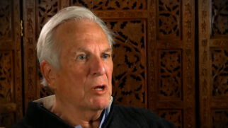 A reflexão de Nathaniel Branden destaca que a consciência e a aceitação são os primeiros passos para mudanças duradouras (Foto: ReasonTV/ YouTube)