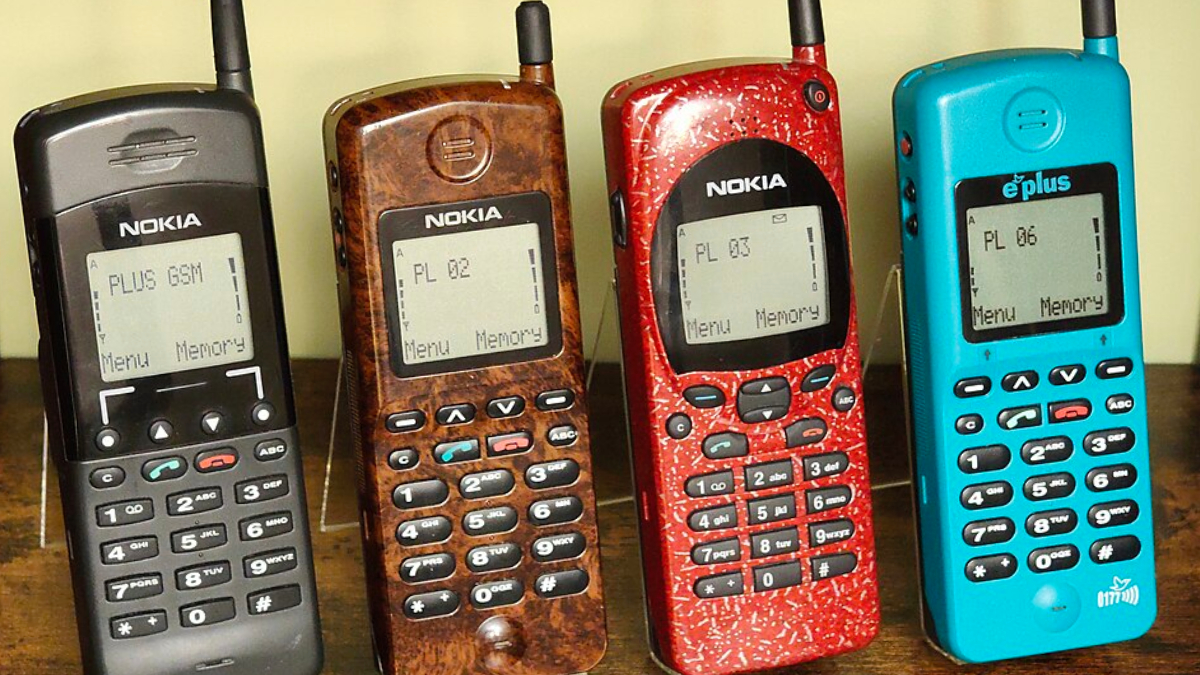 Celulares da Nokia e Motorola estavam entre os mais populares em 2002, quando os smartphones ainda não faziam parte da rotina (Foto: Bohdan Bazooka/ Wikimedia Commons)