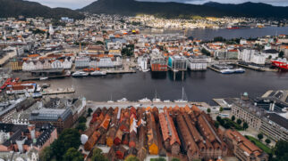 Na Noruega, muitas empresas adotam jornadas mais curtas, permitindo que trabalhadores encerrem o expediente por volta das 15h (Foto: Jonathan Borba/ Pexels)
