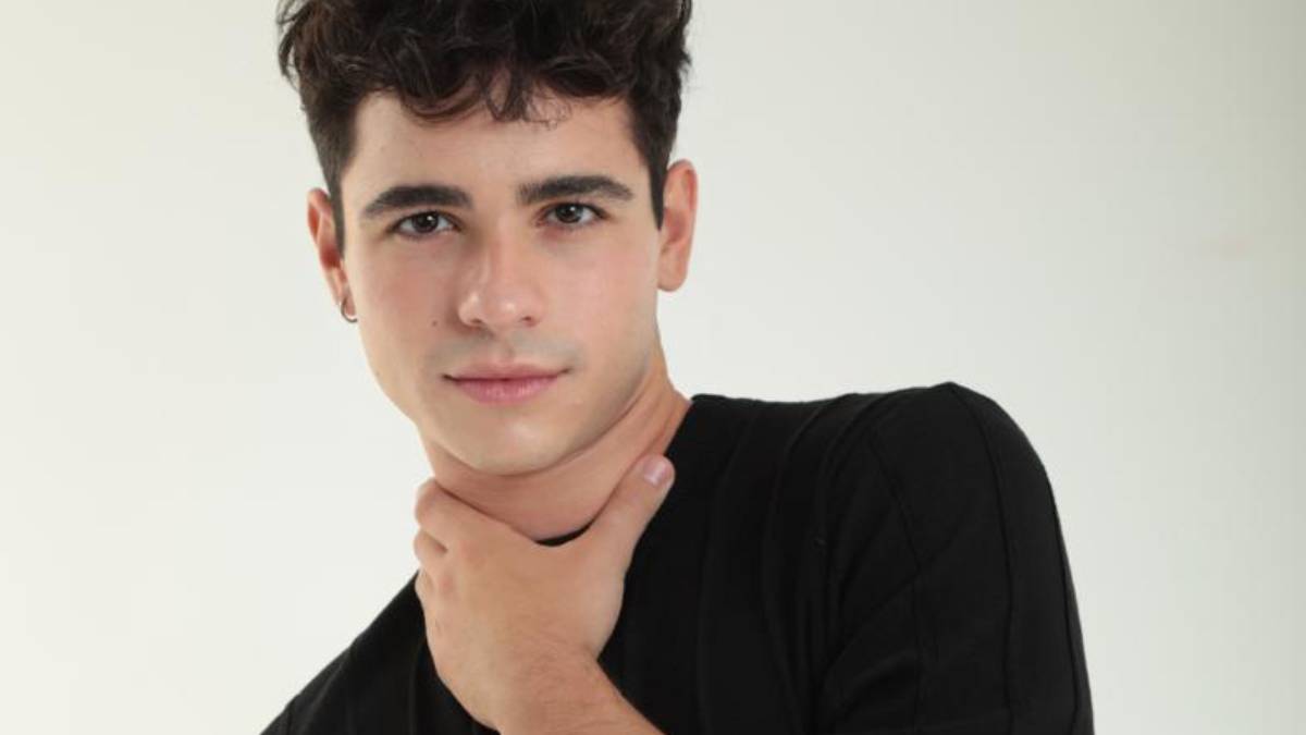 João Victor Gonçalves revela como sua formação em Rádio e TV influencia seu trabalho como ator e ajuda a compreender os bastidores das produções. Foto: Ieda Ribeiro