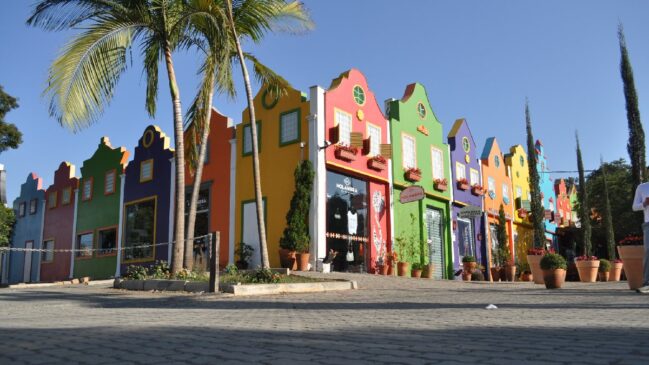 Entre paisagens coloridas, tradição e uma história pouco conhecida, cidade do interior de São Paulo tenta conquistar um reconhecimento internacional (Foto: Tania Parejo/Wikimedia Commons)