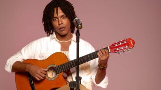 A produção transforma a obra de Djavan em uma experiência cênica que une dramaturgia e grandes sucessos da música brasileira. Fotos: Janderson Pires/André Wanderley