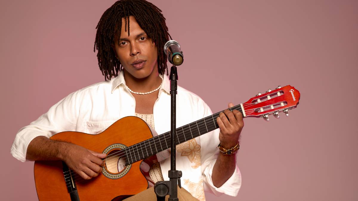 A produção transforma a obra de Djavan em uma experiência cênica que une dramaturgia e grandes sucessos da música brasileira. Fotos: Janderson Pires/André Wanderley