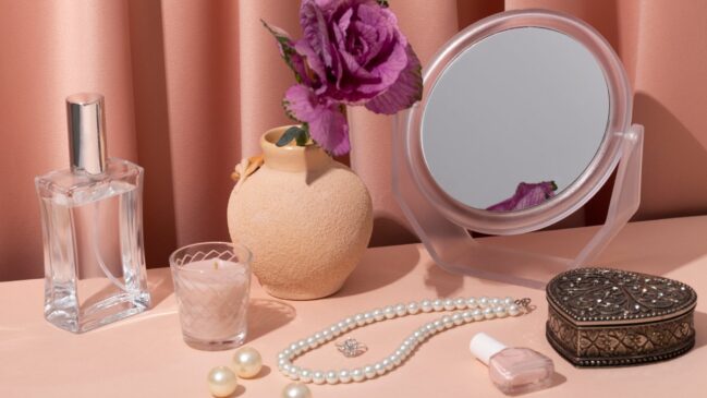 Óleos, bastões e micropérolas mostram como a perfumaria vem diversificando seus formatos para atender novos hábitos de consumo (Foto: Magnific)