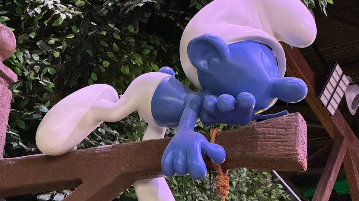 Experiência começa logo na entrada, quando os visitantes embarcam no Expresso Smurfencantado e atravessam um portal que os "encolhe" até a altura oficial dos Smurfs: três maçãs empilhadas