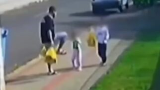 Câmeras de segurança flagraram o momento em que um homem agrediu a filha de três anos com um chute no rosto. O caso aconteceu em Francisco Beltrão, no Sudoeste do Paraná/Reprodução