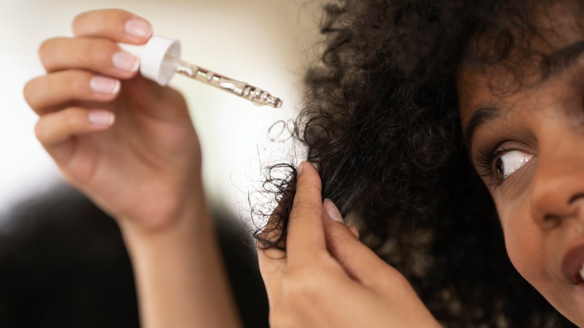 Após o condicionador, controla o frizz e ajuda a selar a umidade nos fios (Foto: Magnific)