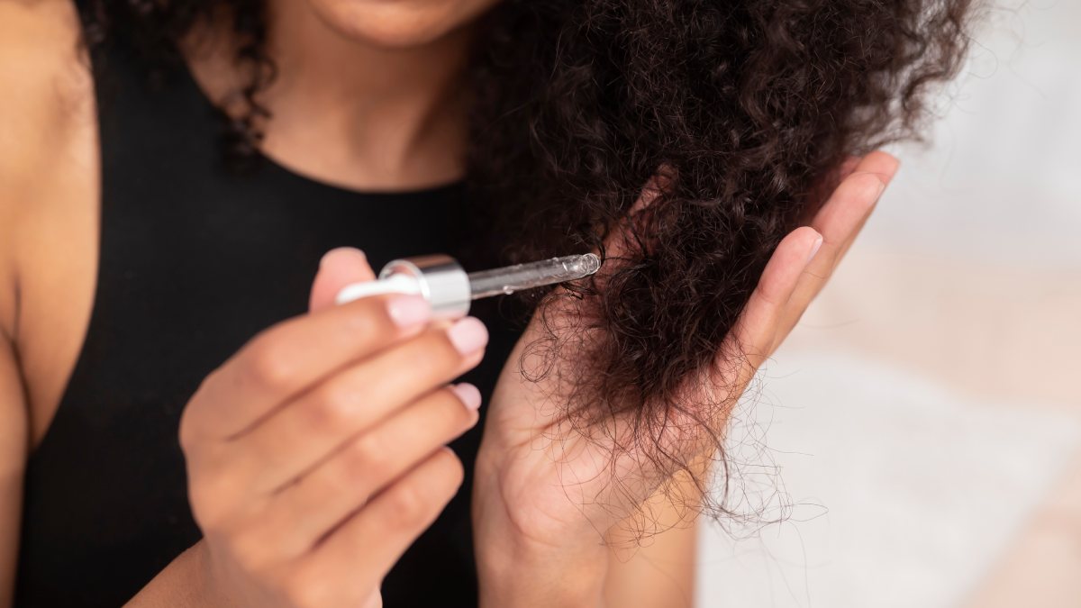 Como pré poo, protege o cabelo durante a lavagem e reduz a perda de proteínas (Foto: Magnific)