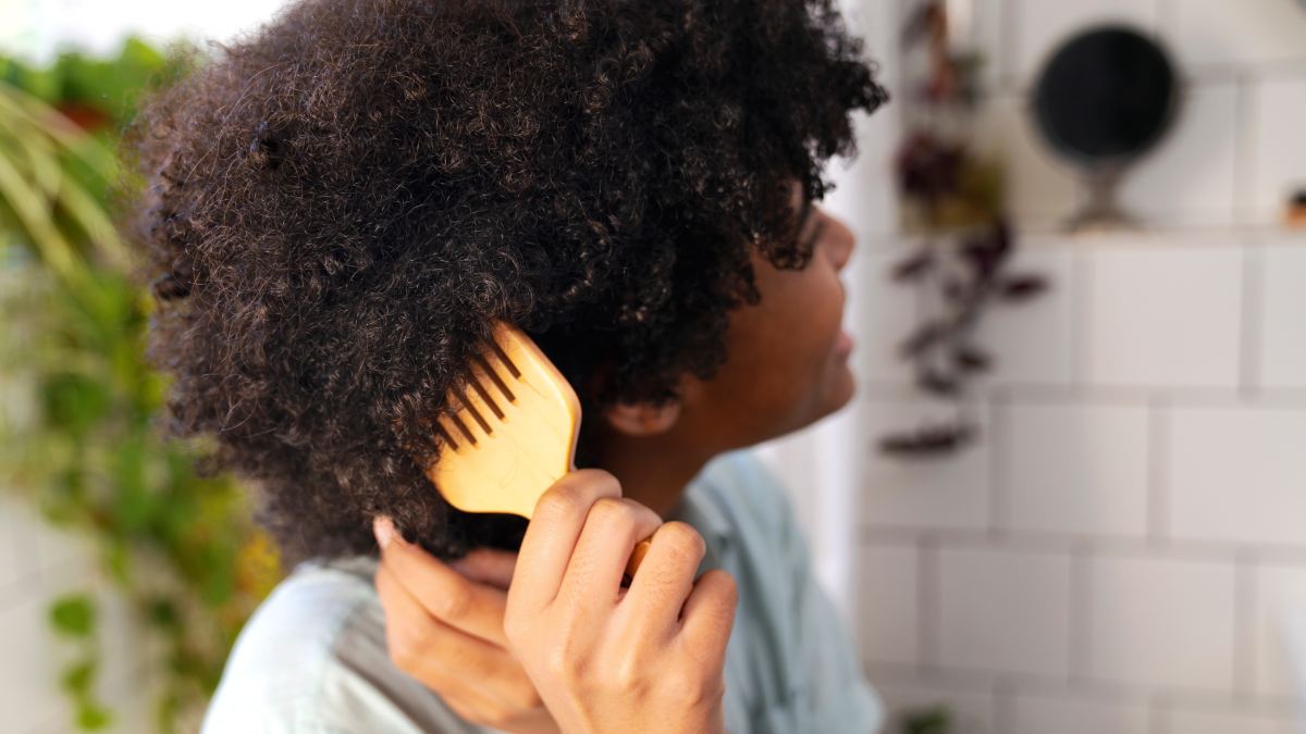 Ele pode ser usado antes ou depois do condicionador, dependendo do resultado desejado (Foto: Magnific)