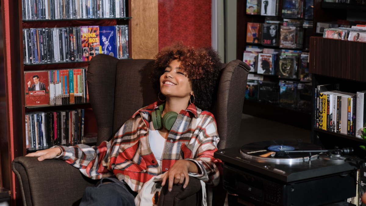 Além de relaxar, ouvir música pode estimular funções cognitivas e melhorar o humor no dia a dia (Foto: cottonbro studio/ Pexels)