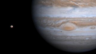Observações do Telescópio James Webb revelaram uma atmosfera inesperada em um planeta distante, oferecendo pistas sobre a evolução dos gigantes gasosos após a morte de suas estrelas (Foto: NASA/JPL/University of Arizona)
