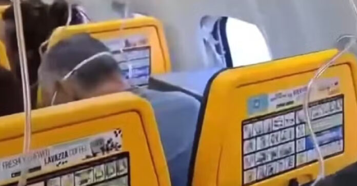 Homem sérvio passou por um susto durante viagem de avião na Europa (Crédito: reprodução/X)