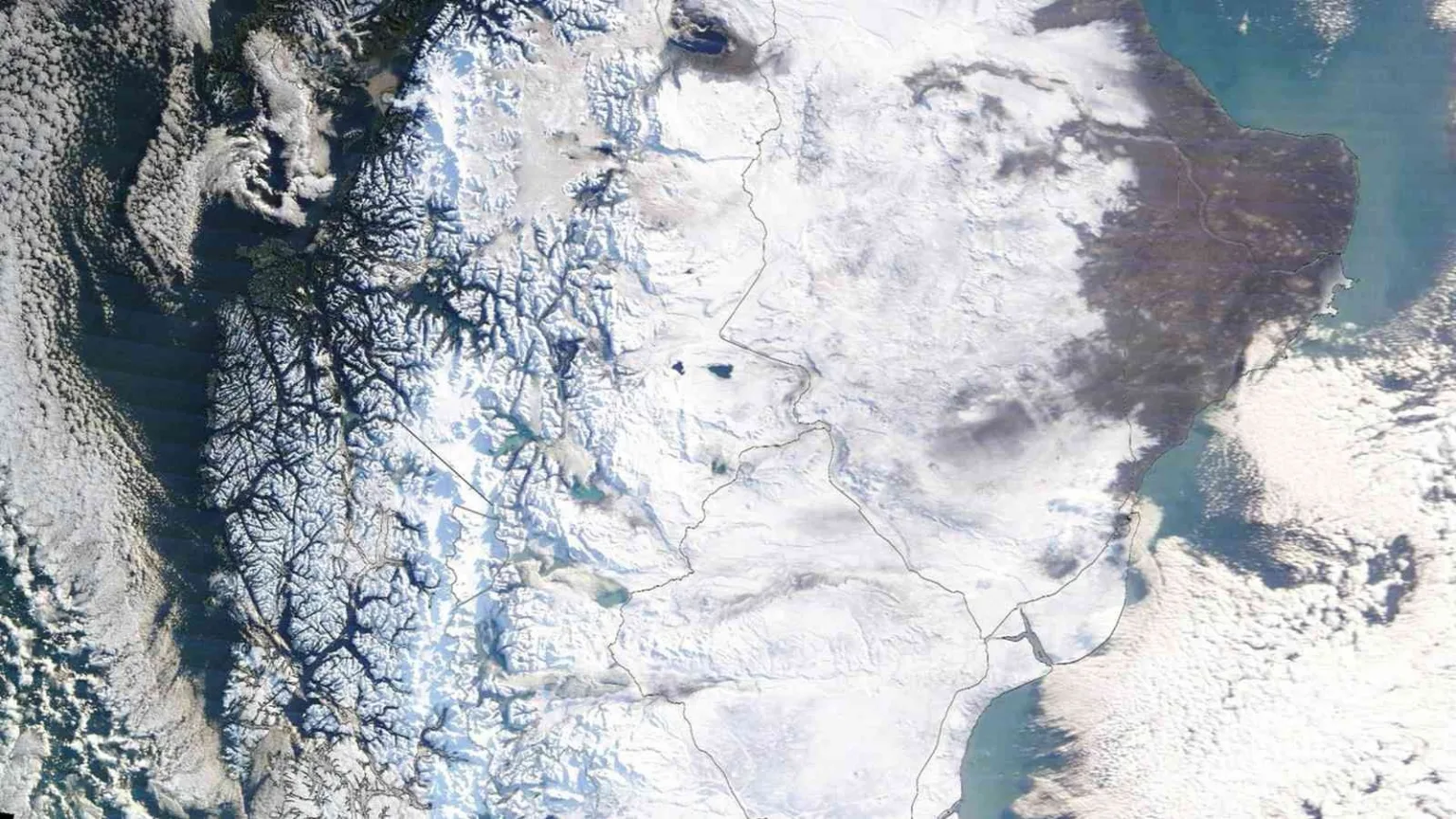 Paisagens congeladas marcaram a passagem da massa de ar polar que levou a Patagônia a registrar temperatura histórica de -25°C (Foto: NASA)