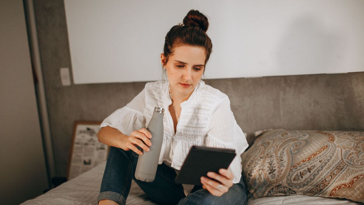 Pessoa lendo Kindle (Foto_ Helena Lopes_Pexels)