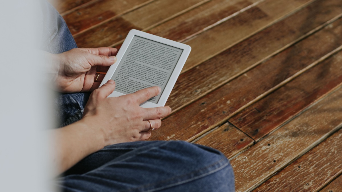 Pessoa lendo Kindle (Foto_ Letícia Alvares_Pexels)