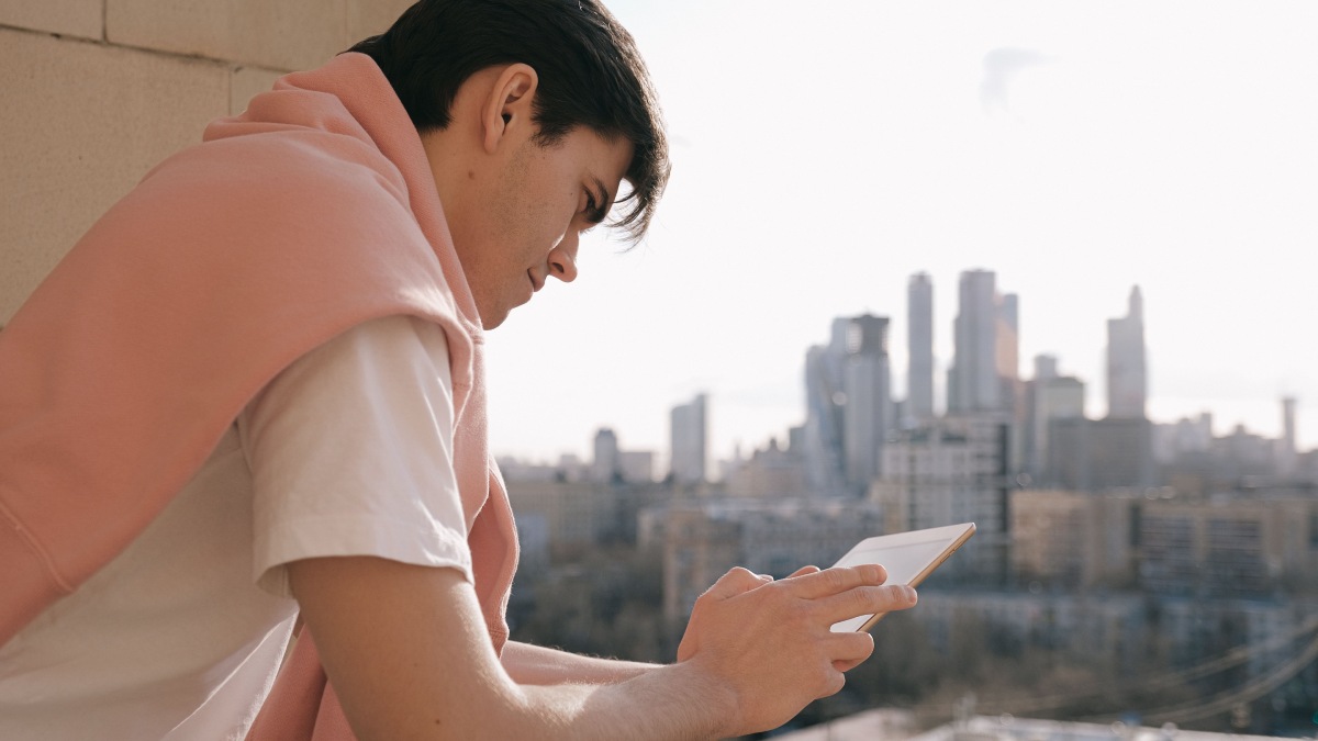 Pessoa lendo Kindle (Foto_ SHVETS production_Pexels)