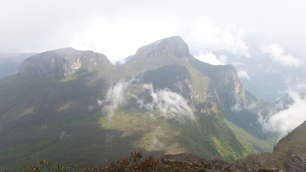 A montanha fica próxima à fronteira com a Venezuela e integra o Parque Nacional do Pico da Neblina (Foto: Michellblind/ Wikimedia Commons)
