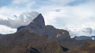 Pico da Neblina é o ponto mais alto do Brasil e está localizado na Terra Indígena Yanomami, no Amazonas (Foto: Força Aérea do Brasil/ Wikimedia Commons)