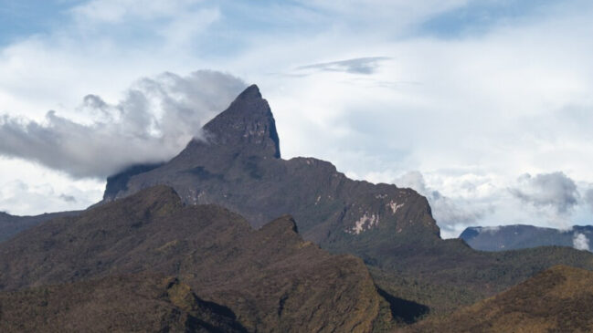 Pico da Neblina é o ponto mais alto do Brasil e está localizado na Terra Indígena Yanomami, no Amazonas (Foto: Força Aérea do Brasil/ Wikimedia Commons)