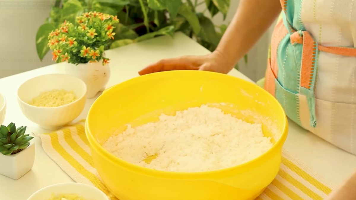 Os melhores queijos para a receita são o coalho e o provolone, que mantêm o formato durante o preparo (Foto: Reprodução YouTube/Dika da Naka)