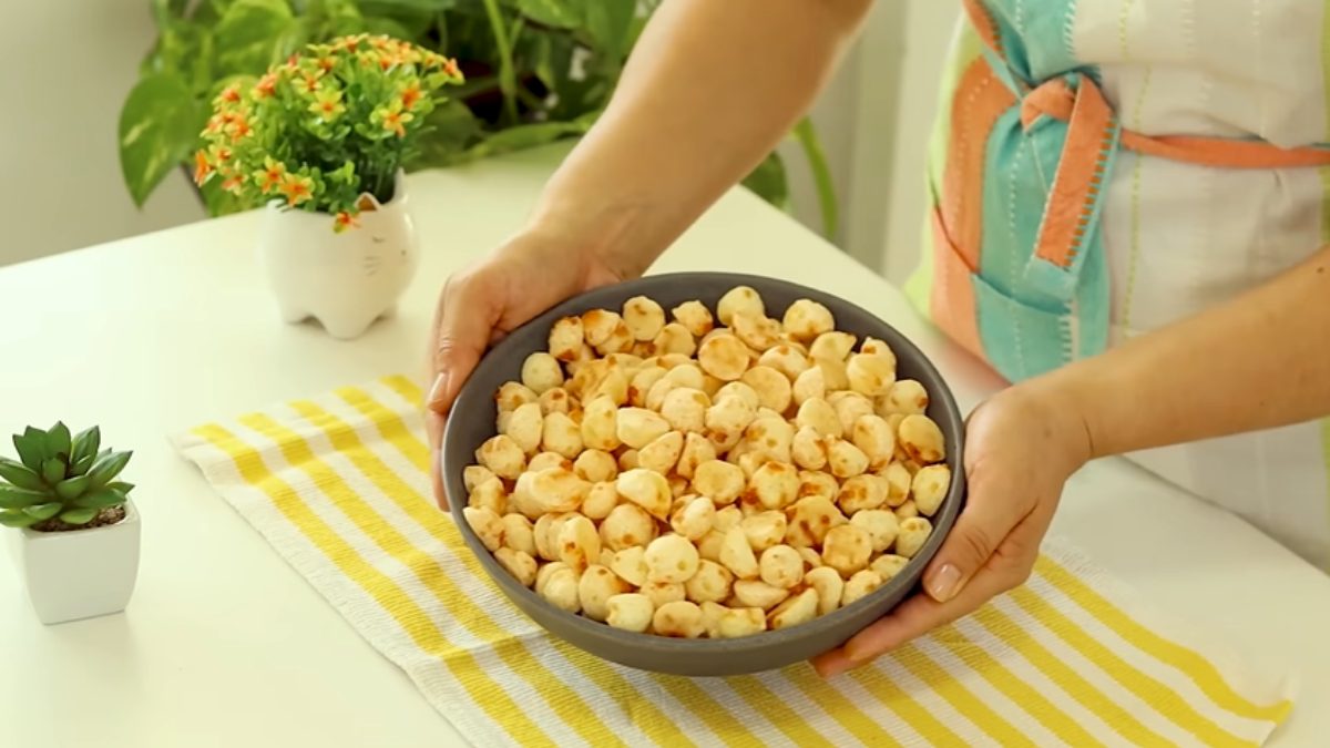 Quem não tem Airfryer pode assar os cubos no forno por 12 a 15 minutos (Foto: Reprodução YouTube/Dika da Naka)