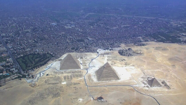 As Pirâmides de Gizé estão entre os maiores feitos da engenharia da Antiguidade e ainda despertam dúvidas sobre sua construção (Foto: Raimond Spekking/ Wikimedia Commons)